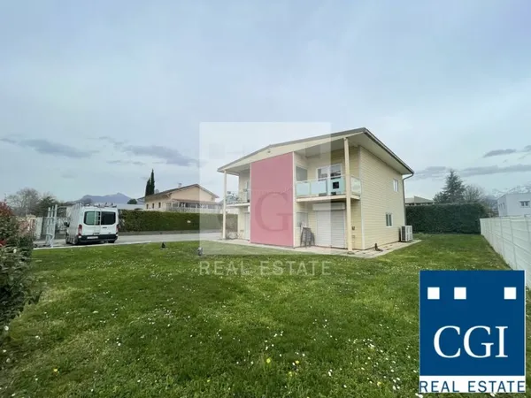 Local professionnel 215 m²