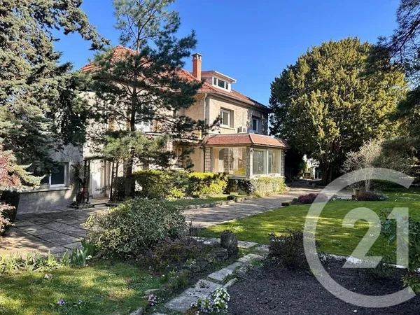 Maison 8 pièces 234 m²