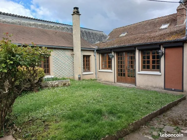 Maison ancienne avec grand bâtiment