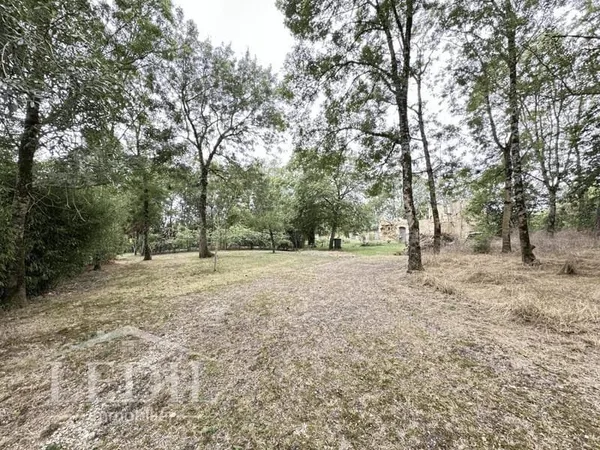 Magnifique terrain dans un milieu boisé