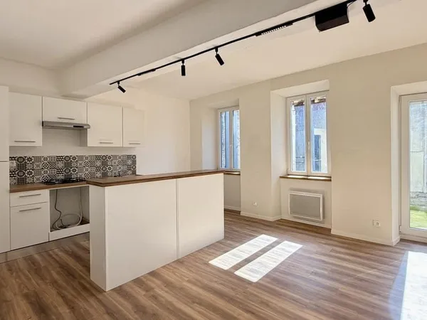 Maison de village entièrement rénovée - 145 m² - Cour privative - Garage 45 m²