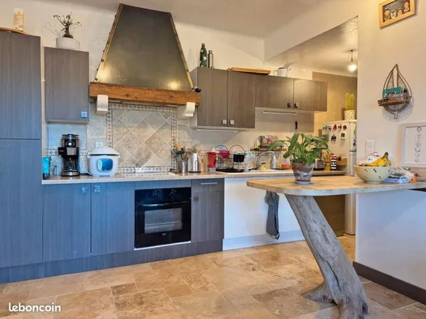 Bel appartement situé au premier étage d'un mas