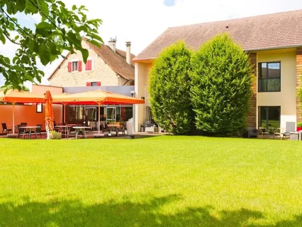 Hotel restaurant sur la commune de Courlans .