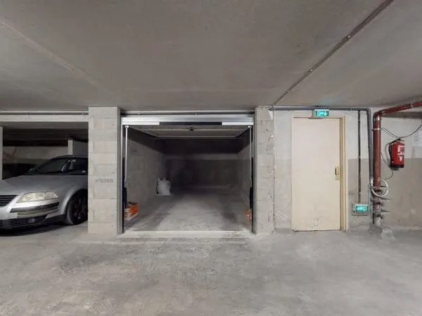 NICE - FLEURS : UN BEAU GARAGE FACILE D'ACCÈS.