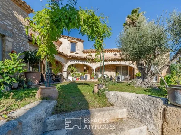 Maison atypique avec jardin paysager et architecture singulière