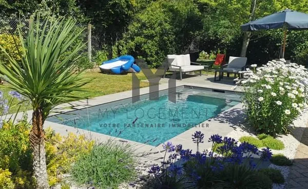 Maison avec jardin dans résidence sécurisée avec piscine.