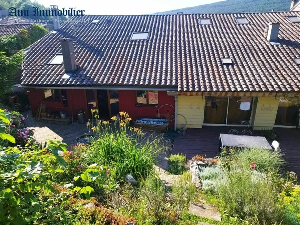Située dans un village, proche de toutes les commodités