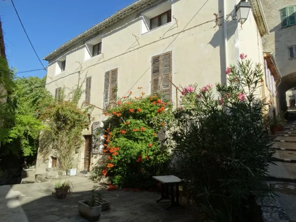 Jolie appartement 5 pièces située a Roquesteron (06910)