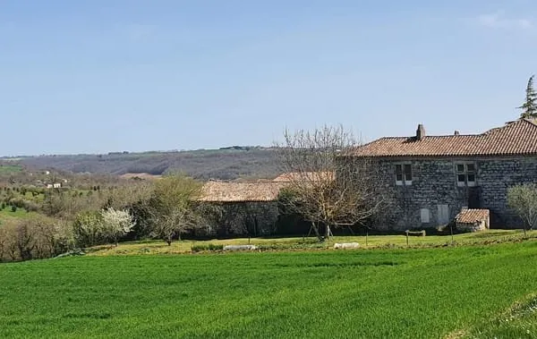 Magnifique bâtisse, idéalement située.