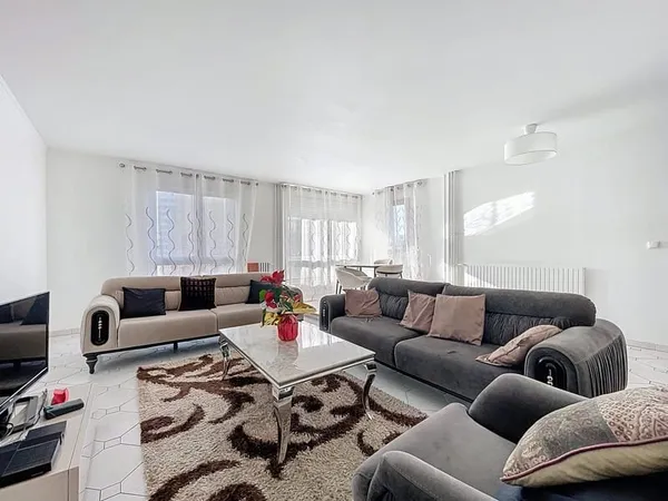 A Vendre - PROCHE DE TOUTES COMMODITÉS