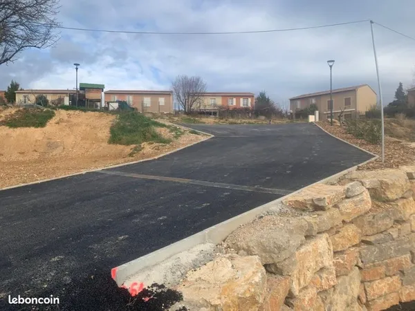 Parcelle de terrain constructible de 235 m², viabilisé, libre constructeur