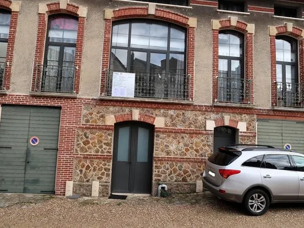 MARINES MEME. DANS UN TRES BEAU BATIMENT : MAISON DE VILLE