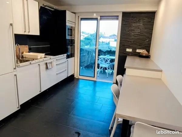 Jolie chambre meublée avec balcon, 5 min moellesulaz, pour 1 salarié