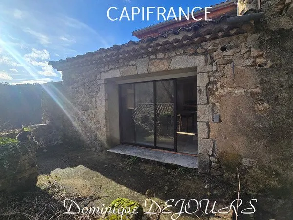 Ardèche, Maisons en pierres, bien athypique à finir de décorer selon vos envies