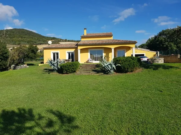 Villa de 130 m2 hab sur plus de 3000 m2 de terrain attenant