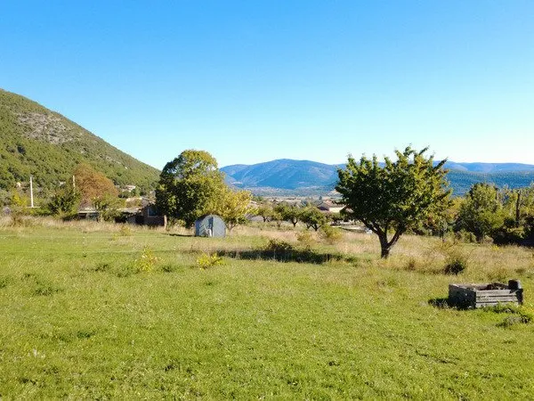 Rare à la vente : grand terrain constructible de 8085m2 avec vue panoramique à Banon (04)