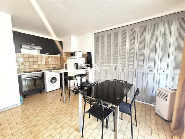 Avenue des alliés, coeur de ville, plage à pied pour ce grand appartement T2 de 48m2 carrez avec ter