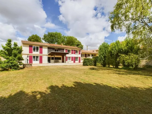 Superbe maison de village avec de vastes jardins et une piscine