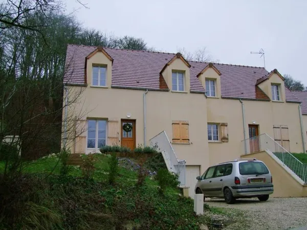 Maison à louer avec garage et jardin près d'Auxerre à Deu