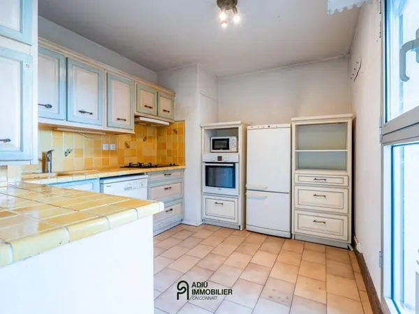Appartement à rénover d'environ 70 m² à Uzès, à deux pas du centre historique, avec loggia et parkin