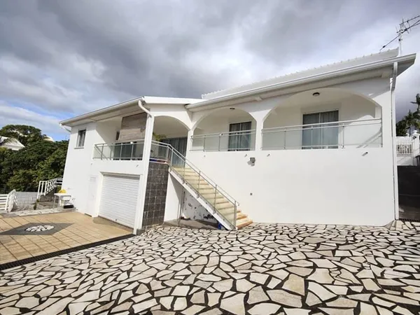 Maison à Ste Marie avec piscine et vue mer - REF 251906