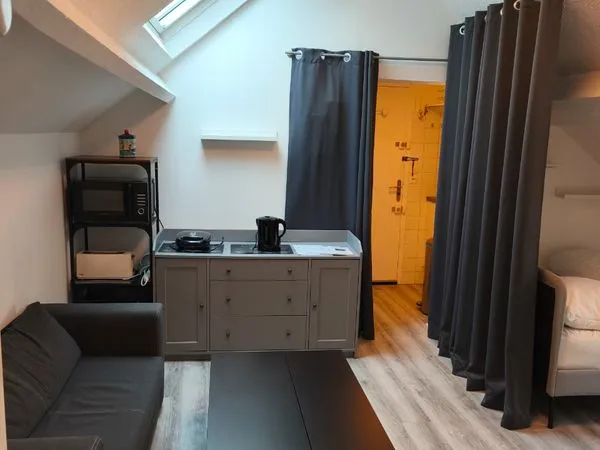 Joli studio meublé de 24 M2 au sol, bien aménagé, idéal étudiant(e), quartier Bas de Chantenay