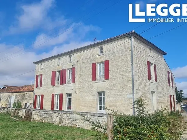 Maison en pierre 245 m², 5 chambres avec 600 m² de dépendances, cour close et jardin. fibre optique