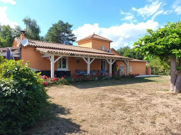 Confortable maison contemporaine au calme, 4 chambres, séjour double avec cheminée, beau parc paysag