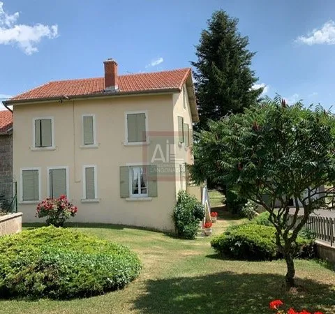 Belle opportunité à Costaros : maison + dépendances + 1000 m