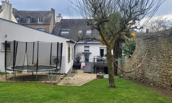 Centre ville, 6 chambres, ascenseur, Jardin clos de murs