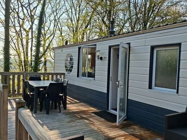 Mobil-home vue sur bois