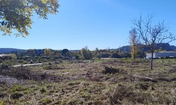 Terrain 900 m²
