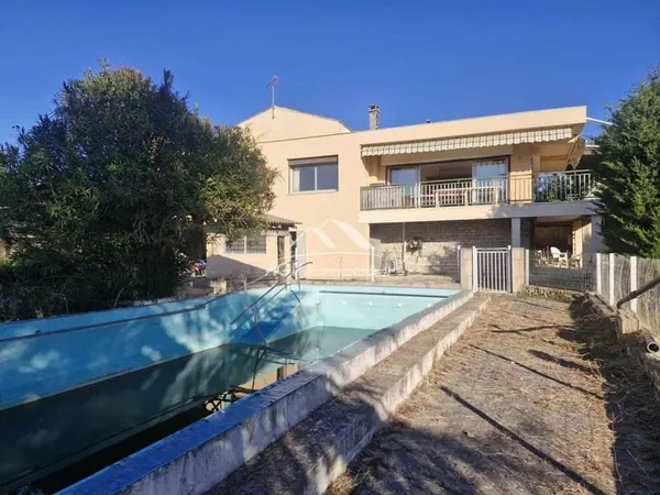 Maison 10 pièces 328 m²