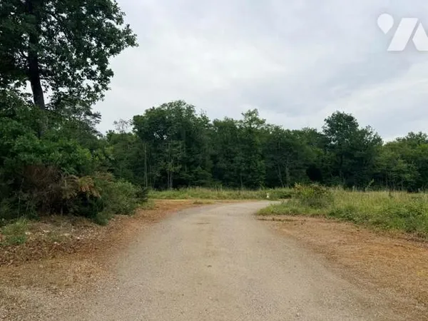 Terrain 704 m²