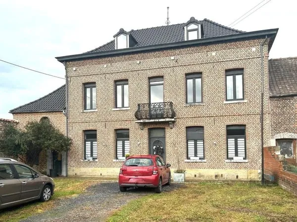 Maison de style Bourgeoise entièrement rénovée située au coeur du village !! Prix NEGOCIABLE !