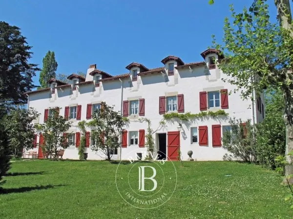Villa LES CYPRÈS - Charmante demeure du XVIIème siècle au milieu d'un grand parc arboré avec piscine