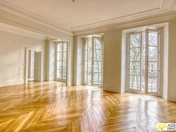 Versailles Notre-Dame Avenue de St-Cloud Appartement 5 pièces 103 m² au sol situé au 2e étage avec g
