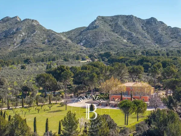 LES BAUX DE PROVENCE-PROPRIETE- 6 CHAMBRES- ENVIRONNEMENT EXCEPTIONNEL