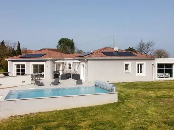 Maison contemporaine avec piscine et vue panoramique