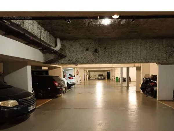 Parking bien placé dans résidence sécurisée avec gardien. Au 6bis rue de Clignancourt Paris 18eme