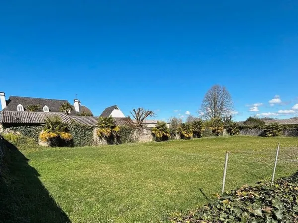 Terrain Rare au Coeur du Village