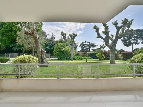 EXCLUSIVITE - Cannes Montrose. Bel appartement 2 pièces récent avec terrasse, piscine et parking en 