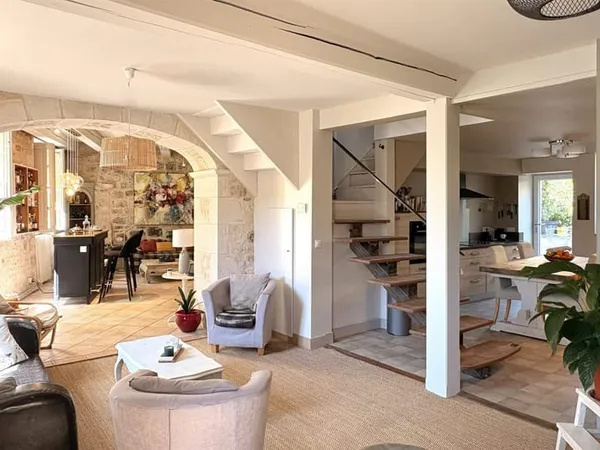 Maison de village en pierre, pleine de charme, dotée d'un gra
