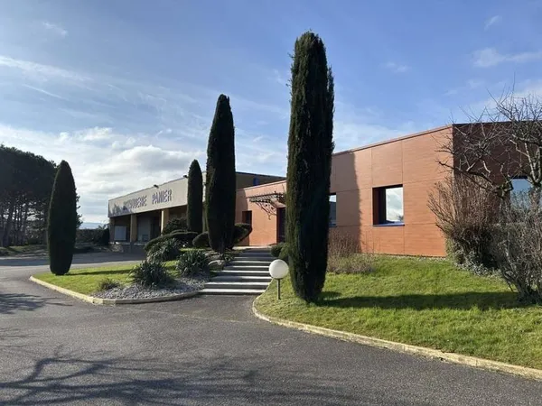 Local d'activité 2050 m²