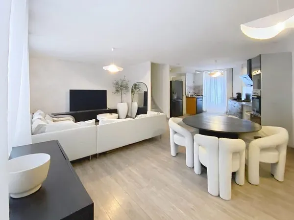 Maison de ville 135 m2 4 chambres Cour extérieure Rous