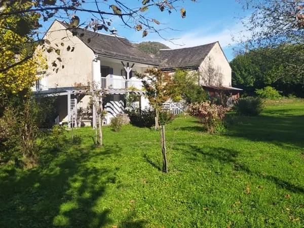 Exceptionnel : Une maison, une grange et 7 000 m² de terrain plat