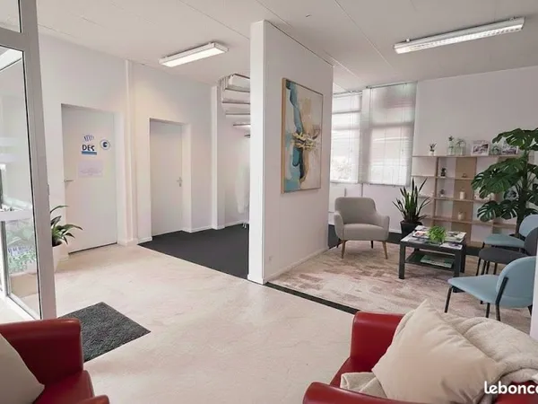 Bureaux, hyper centre de Pont-Audemer, parkings, et en bord de Risle...