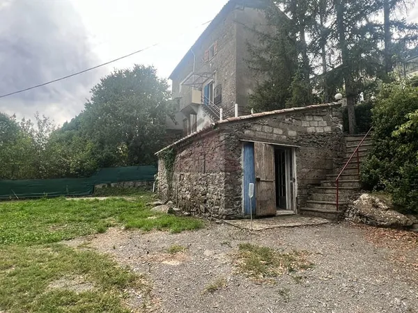 MAISON EN PIERRES AVEC JARDIN