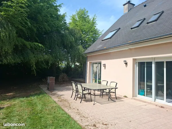 Grande maison avec jardin arboré
