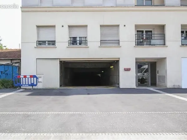 Location place de parking sur la D5 boulevard Stalingrad à côté du musée mac val tramway T9 Sous sol